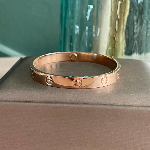 ❌SOLD❌Cartier LOVE Bracelet Rose Gold 17 Regular New Screw System - Picture 4 of 13